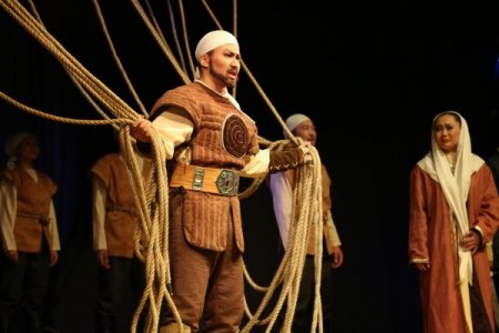 Kazakistan’da ilk defa bir oyun Türkçe sahnelendi