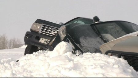 Kazakistan'da trafik kazası:20 araç birbirine girdi