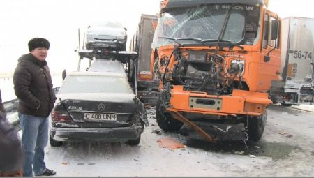 Kazakistan'da trafik kazası:20 araç birbirine girdi