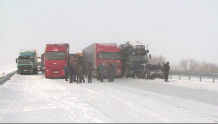 Kazakistan'da trafik kazası:20 araç birbirine girdi