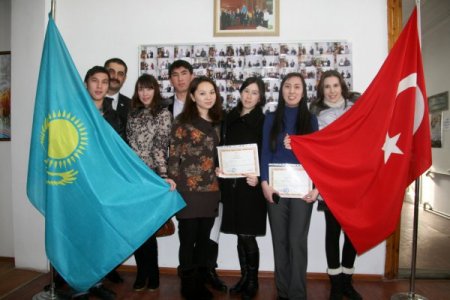 Kazakistan'da Türkçe eğitim merkezinde sertifika heyecanı