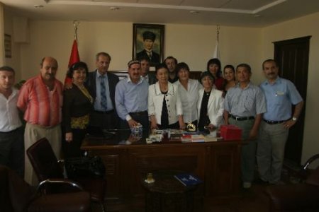 Kazakistanlı Sanatçılar Sarıçam Belediyesi'ni Ziyaret Etti