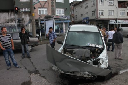 Kazaya giden ambulans kaza yaptı, doktor yaralandı