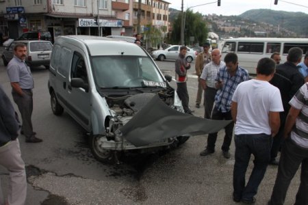 Kazaya giden ambulans kaza yaptı, doktor yaralandı