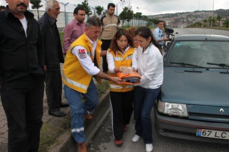 Kazaya giden ambulans kaza yaptı, doktor yaralandı