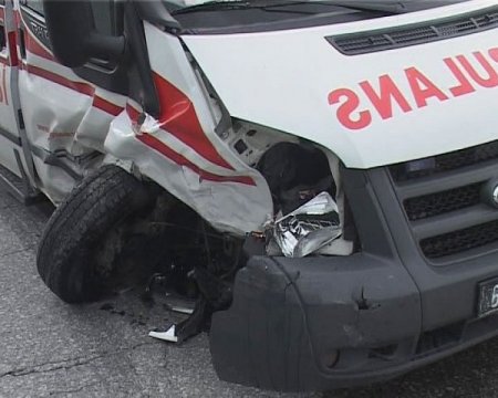 Kazaya giden ambulans kaza yaptı, doktor yaralandı