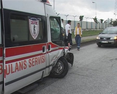 Kazaya giden ambulans kaza yaptı, doktor yaralandı