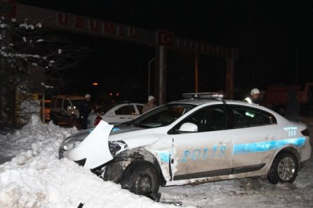 Kazaya giden polisler ölümden döndü