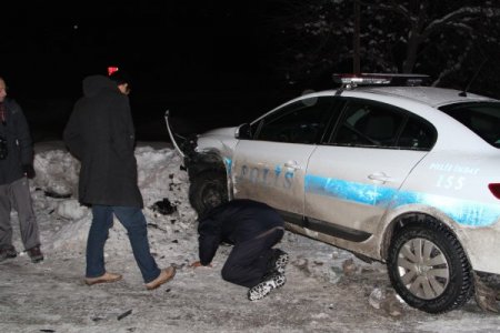 Kazaya giden polisler ölümden döndü