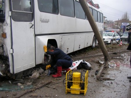 Kazaya Karışan 2 Genç Trafik Ekiplerini Beklerken Otobüsün Altında Kaldı