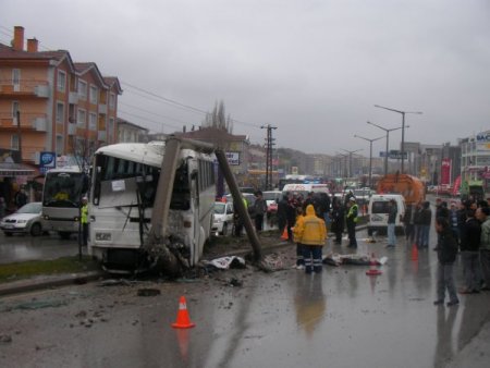 Kazaya Karışan 2 Genç Trafik Ekiplerini Beklerken Otobüsün Altında Kaldı