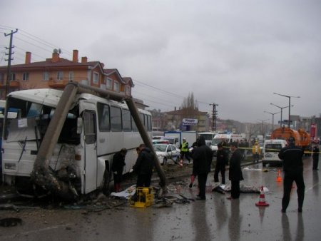 Kazaya Karışan 2 Genç Trafik Ekiplerini Beklerken Otobüsün Altında Kaldı