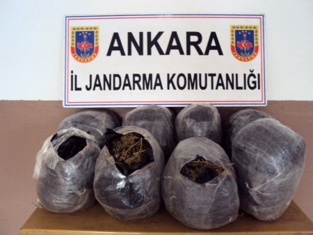 Kazaya karışan kaçakçılar, uyuşturucuyu toprağa gömdü