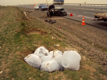 Kazaya karışan kaçakçılar, uyuşturucuyu toprağa gömdü