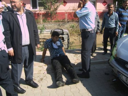 Kazaya karışan otomobil kanala düştü