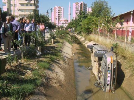 Kazaya karışan otomobil kanala düştü