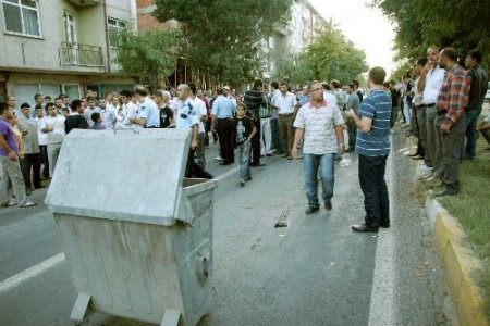 Kazaya Kızan Vatandaşlar Yolu Trafiğe Kapattı