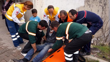 Kazazede çocuğun bisküvisi elinde kaldı