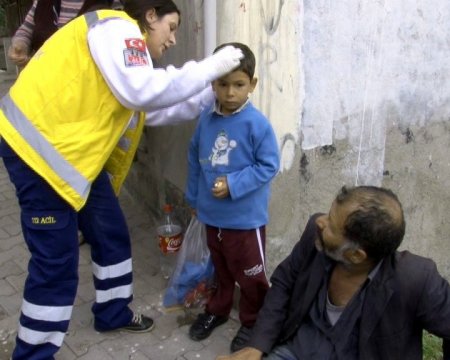 Kazazede çocuğun bisküvisi elinde kaldı