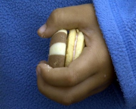 Kazazede çocuğun bisküvisi elinde kaldı