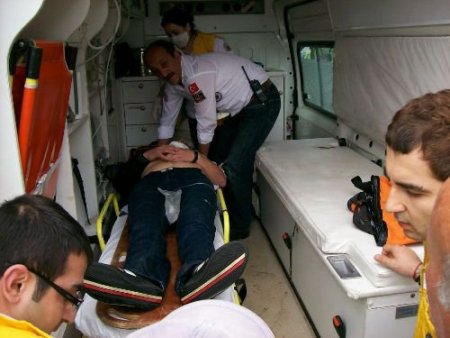 Kazazedeye Müdahaleye Gelen Ambulansa, Hastaneye Torununu Götüren Kişinin Otomobili Çarptı