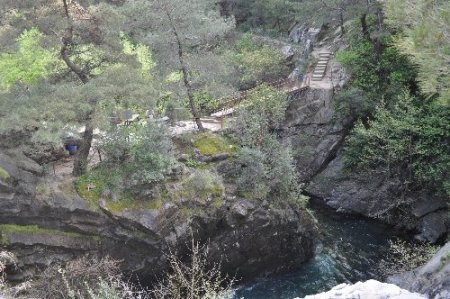 Kazdağları'nın zirvesinde kış, eteklerinde bahar yaşanıyor