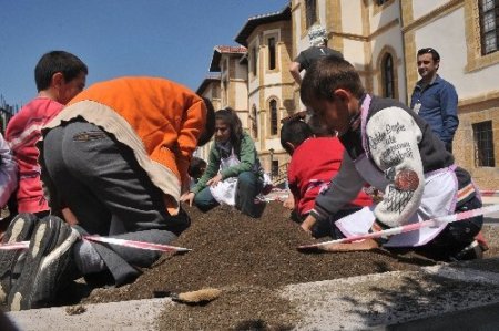 Kazı alanına çocuk eli değdi