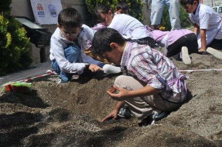 Kazı alanına çocuk eli değdi