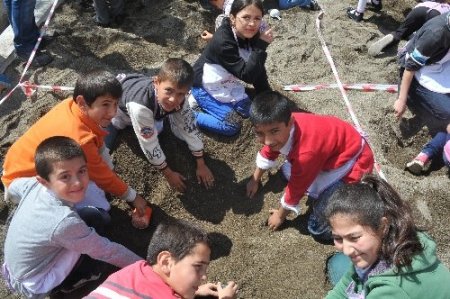 Kazı alanına çocuk eli değdi