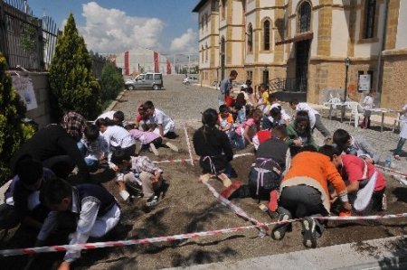 Kazı alanına çocuk eli değdi