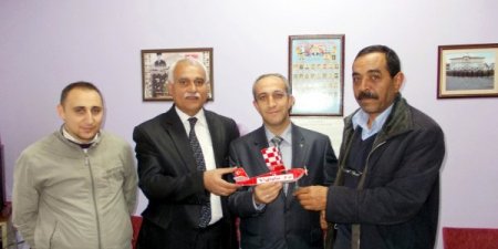 Kazım Karabekir Paşa'nın öğrencileri model uçak yapmayı öğreniyor