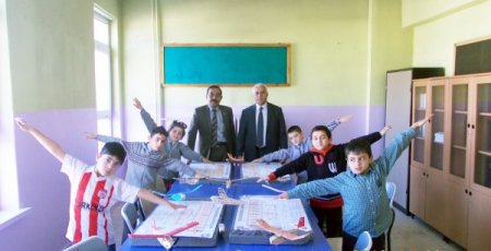 Kazım Karabekir Paşa'nın öğrencileri model uçak yapmayı öğreniyor