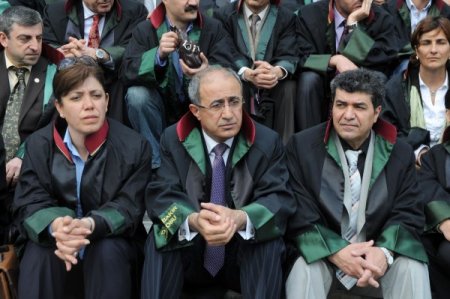 Kck Duruşmasına Katılmayan Avukatlar Adliye Önünde Eylem Yaptı