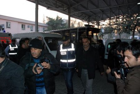 Kck Operasyonlarında Gözaltına Alınan 22 Kişi Hastaneye Sevk Edildi