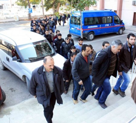 Kck Protestosunda Göz Altına Alınan Kesk'çiler Adliyeye Sevk Edildi