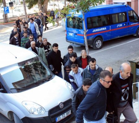 Kck Protestosunda Göz Altına Alınan Kesk'çiler Adliyeye Sevk Edildi