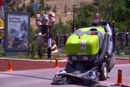 Keçiören, küçük araçlarla köşe bucak temizleniyor