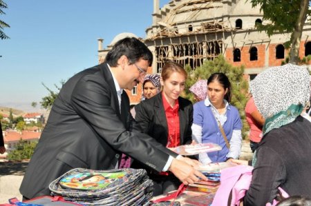 Keçiören Belediyesi'nden ihtiyaç sahibi ailelerin çocuklarına eğitim yardımı