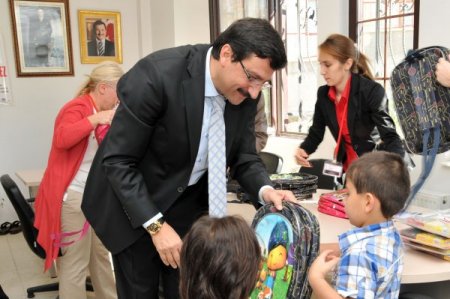 Keçiören Belediyesi'nden ihtiyaç sahibi ailelerin çocuklarına eğitim yardımı