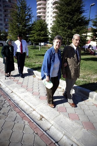 Keçiören yolları, tretuvar taşı ile renklendi