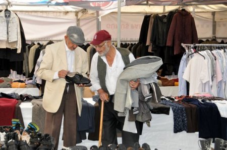 Keçiören'de hayır çarşısı ihtiyaç sahiplerinin yüzünü güldürüyor