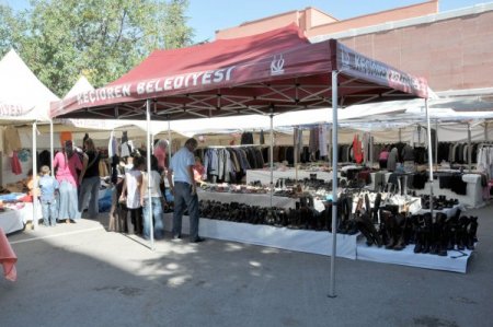 Keçiören'de hayır çarşısı ihtiyaç sahiplerinin yüzünü güldürüyor