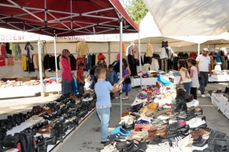 Keçiören'de hayır çarşısı ihtiyaç sahiplerinin yüzünü güldürüyor