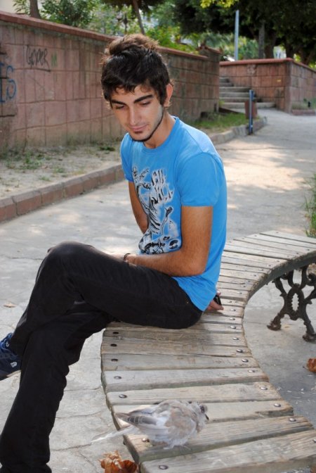 Kedi Saldırısına Uğrayan Yaralı Kumruya Sahip Çıktı