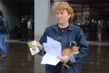 Kedisini öldürdüğü iddiasıyla komşusu hakkında suç duyurusunda bulundu