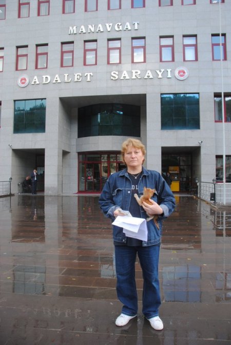 Kedisini öldürdüğü iddiasıyla komşusu hakkında suç duyurusunda bulundu