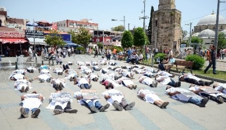 Kefenlerle Reyhanlı’daki terörü protesto ettiler