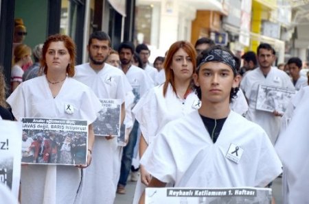 Kefenlerle Reyhanlı’daki terörü protesto ettiler