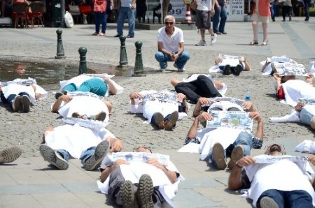 Kefenlerle Reyhanlı’daki terörü protesto ettiler