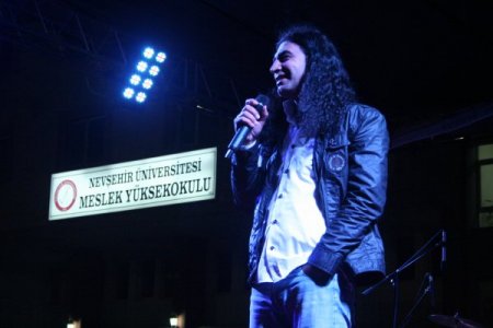 Kekilli’den Siyasetçilere Şarkılı Gönderme